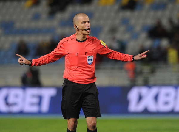 South African referee Victor Gomez