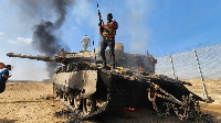 Hamas military wing, di Izzedine al-Qassam Brigades, destroy Israeli tank for Gaza City on 7 Oct