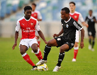 Kiting Olivier of TP Mazembe challenged by Jordi Osei Tutu of Arsenal