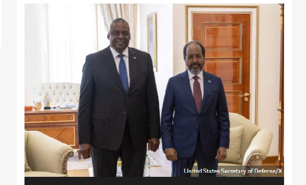 The Somali president (R) met US Secretary of Defence Lloyd Austin (L) on Sunday