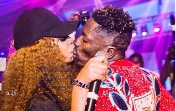 Shatta Wale kissing Michy