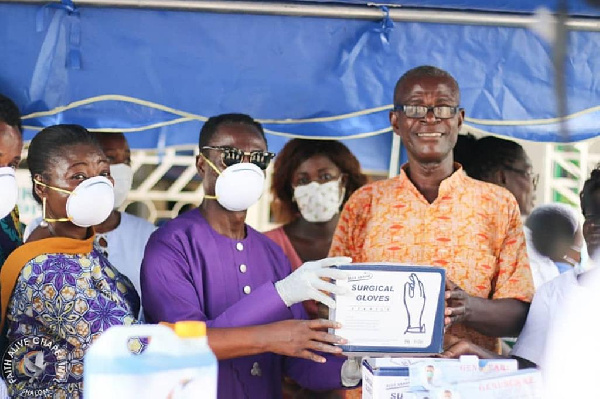 Rev. Bob Asare presenting the items to the hospital