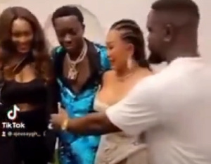 Michael Blackson with his fiancée in a group picture with Sarkodie and his wife, Tracey