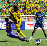 Jonathan Mensah making an attempt at goal