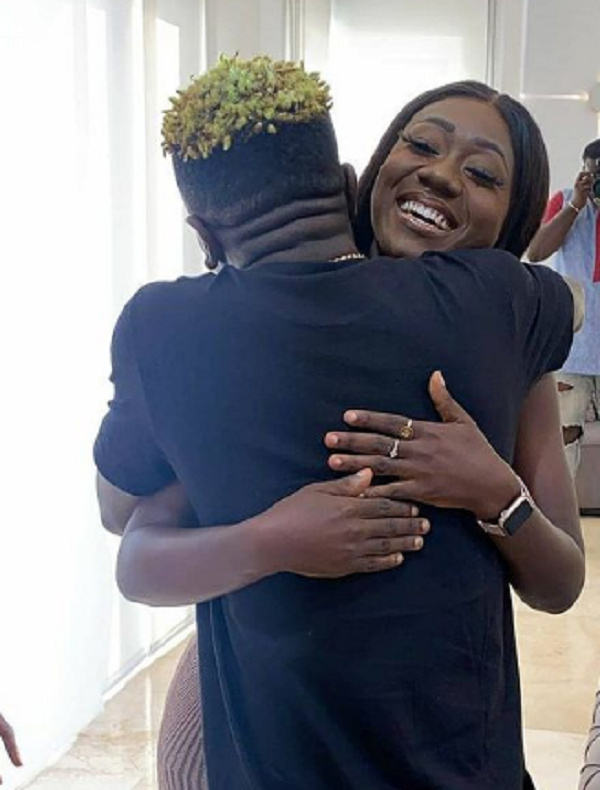 Hajia Bintu in an embrace with dancehall artiste, Shatta Wale