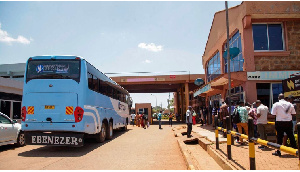 People arriving in Kenya from Uganda at the Busia Border Post