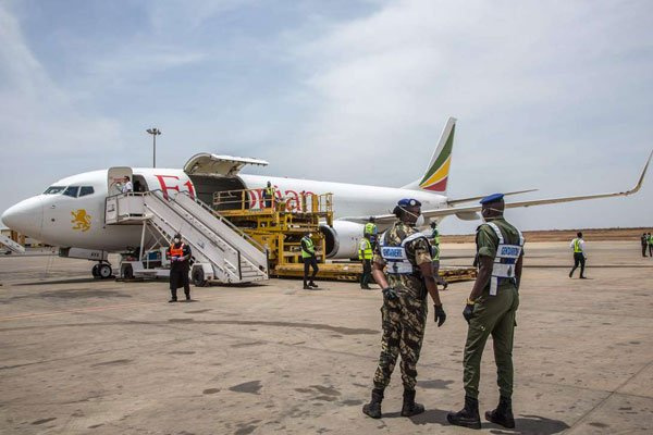 Senegalese authorities and airport staff unload cargo, | SADAK SOUICI | AFP