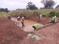 Youth group de-silting the canals at Yorogo and Zaare