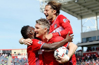 David Accam with his teammates