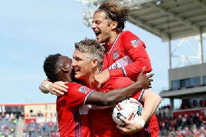 David Accam with his teammates