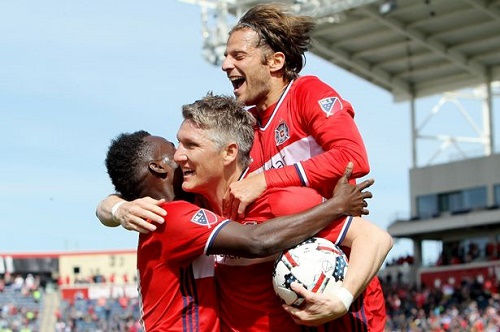 David Accam with his teammates