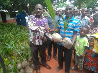 The farmers receiving the seedlings