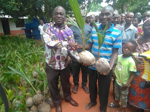 The farmers receiving the seedlings