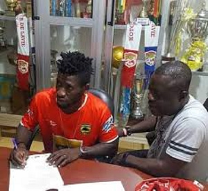 Didi Alexis Arnaud signing his deal with Kotoko