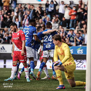 Alexander Djiku with his team mates