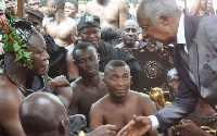 The late Kofi Annan exchanging pleasantries with Asantehene Otumfuo Osei Tutu II