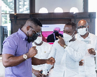 Sarkodie dancing with some invited guests at Despite's 59th birthday party