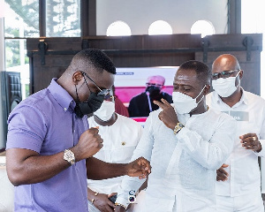 Sarkodie dancing with some invited guests at Despite's 59th birthday party