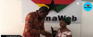 Nakeeyat receiving her 'Discovery' award from GhanaWeb's Ekow Blankson