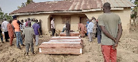 Coffins of di pipo wey die as dem dey arrange am