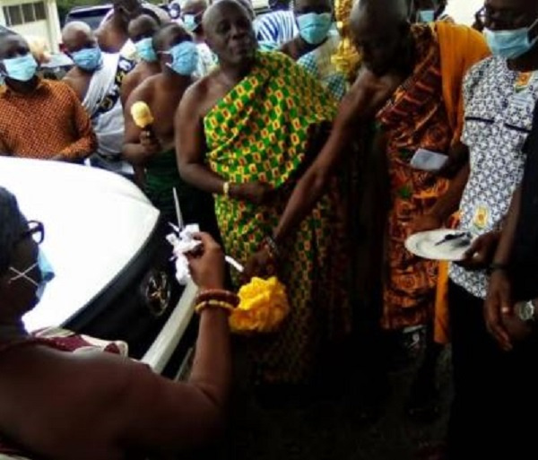 Osagyefo Amoatia Ofori Panyin presenting the items to the hospital