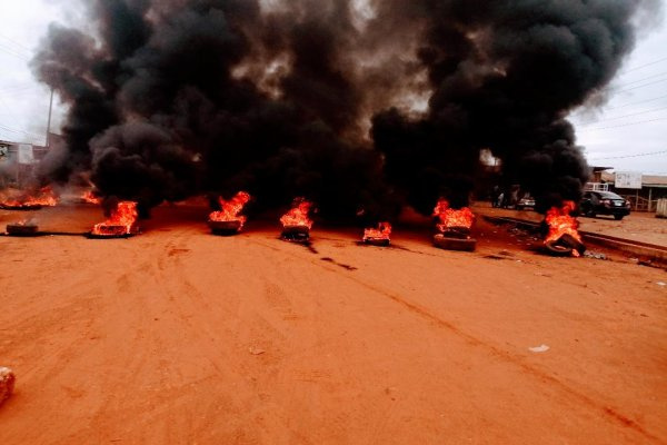 Parts of the immotorable roads were blocked with burning tyres