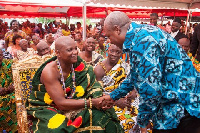 Mahama shaking hands with Togbe Afede XIV