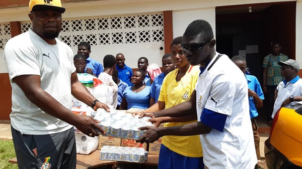 Opoku Afriyie presenting the items to the school