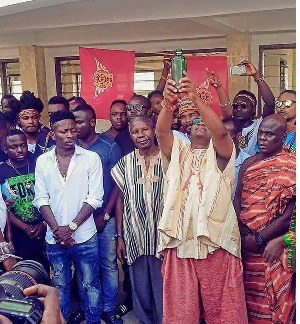 Shatta Wale with the chiefs of Oguaa pouring libation to the gods of the land