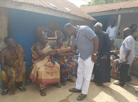 Nana Kwaku Osei Afriyie Bonsu II shakes hand with Bernard Antwi Boasiako