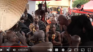 Goaso bowing to the Asantehene