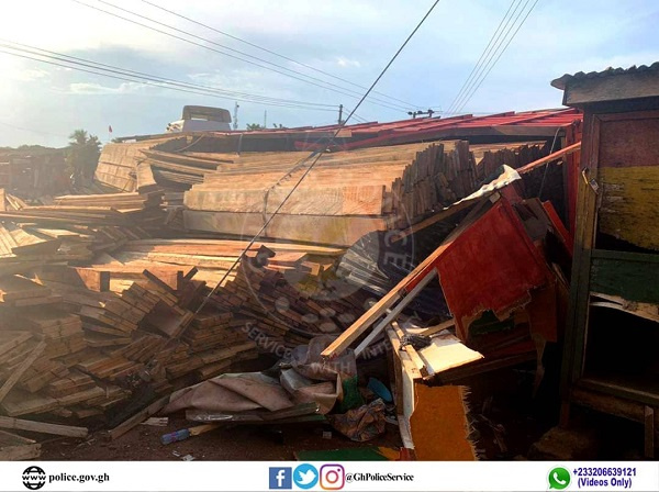 Timber load falls off articulator track in Ntotroso