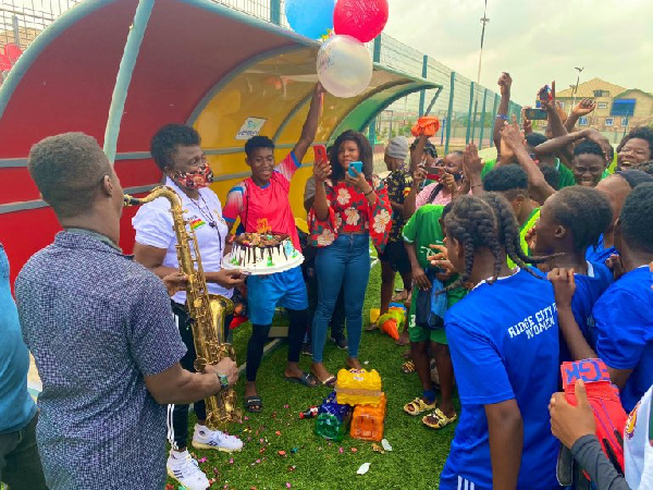 Mercy Tagoe being celebrated by her team