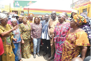 Bawumia provided financial support of GH¢200,000 to traders whose shops were destroyed by the fire