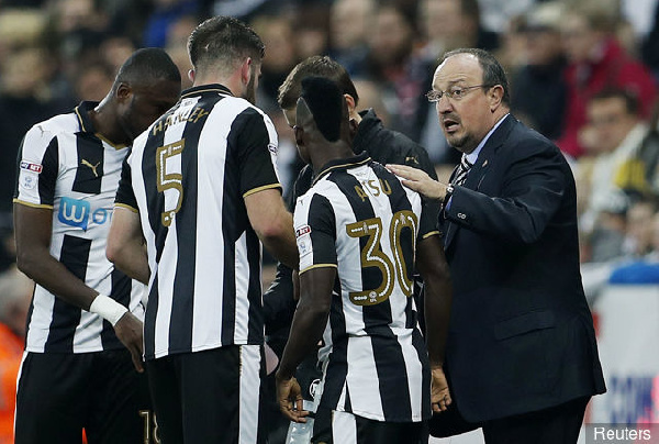 File image: Benitez having a chat with Christian Atsu