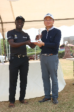 John Wonders(L) presenting an award to the Korean Ambassador