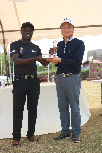 John Wonders(L) presenting an award to the Korean Ambassador