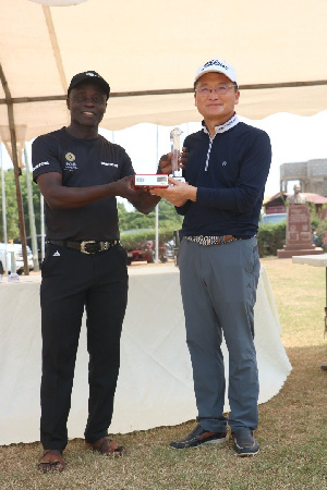 John Wonders(L) presenting an award to the Korean Ambassador