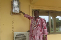 Nene Atiapa III pointing to the meter in his palace