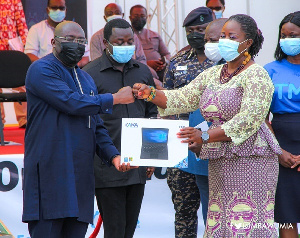 Vice President Bawumia hands over a laptop to the first beneficiary of the initiative