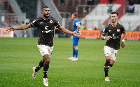 Daniel-Kofi Kyereh (left) in action for St. Pauli