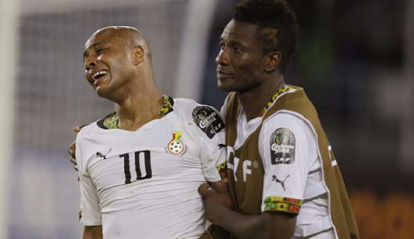 Asamoah Gyan consoles Andre Ayew after Ghana lost to Ivory Coat in 2015 AFCON final