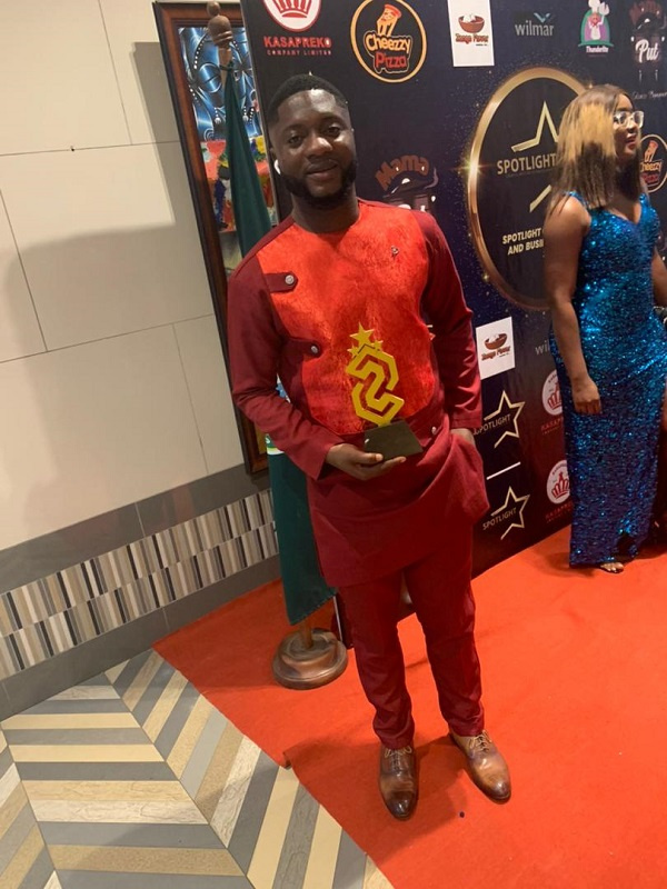 Derrick Ayim with his award