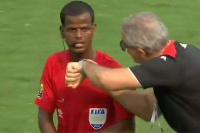 Tunisia coah protests with referee of the day against wrong timing