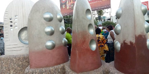 Sculptures depicting Ga Dangbe migration