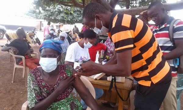 Some Ghanaians being vaccinated