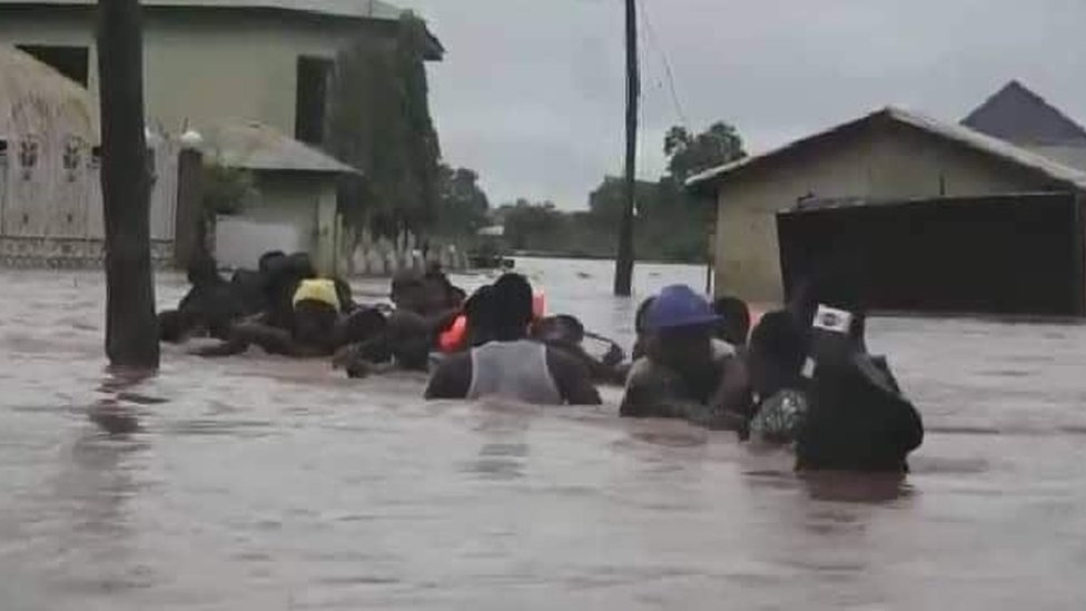 Pipo as dem dey try escape from impact of heavy flooding | File photo