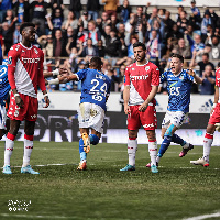 Alexander Djiku with his team mates