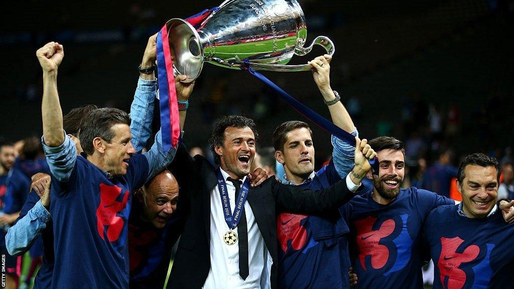 Luis Enrique (tsakiya) tare da yan wasan Barcelona