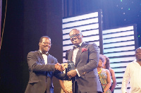 Bola Ray receiving his award